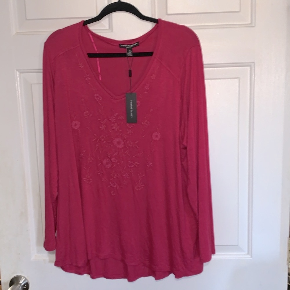 🍇 CABLE & GAUGE Barbie Pink Embroidered V-neck Top NWT 1X